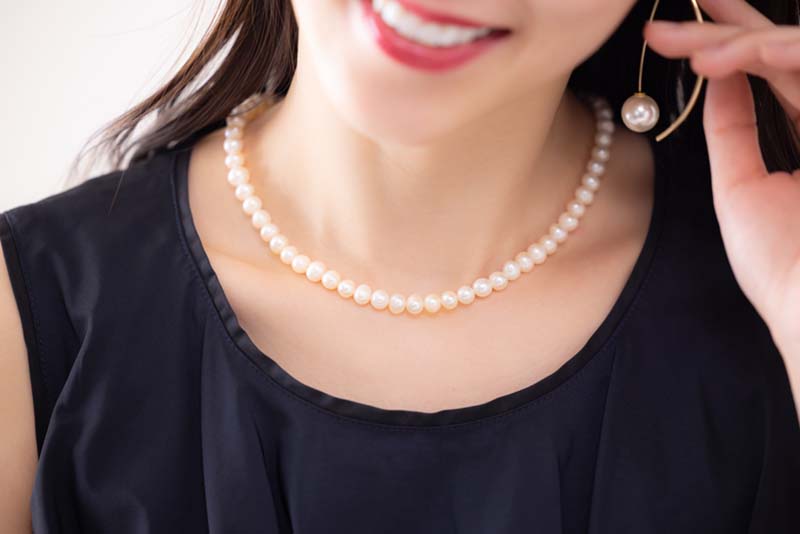 先に化粧や香水をつけてから、真珠を身につけるようにしてください。