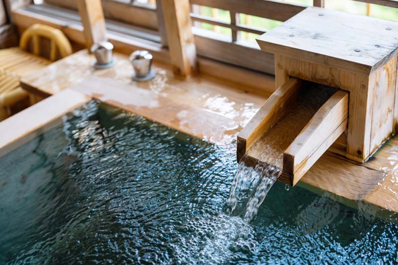 温泉の硫黄には、近づけないようにお願いします。